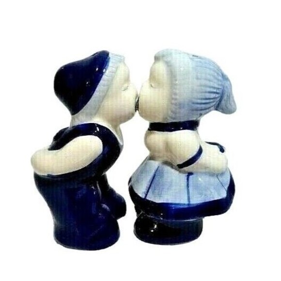 Kissing Dutch Boy Girl Salt Pepper Shakers Blue White Ceramic Kitchen Gift NEW - Picture 1 of 4